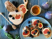 Bulmaca Sandwiches with figs