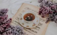 Bulmaca Cup of tea with lilacs