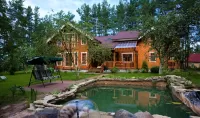 Jigsaw Puzzle Cottage with pool