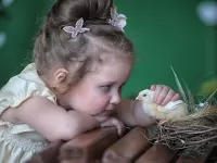 Пазл девочка с цыпленком