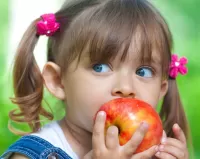 Jigsaw Puzzle Girl with an apple