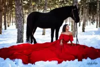 Пазл девушка и черный кон