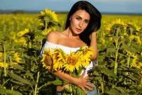 Rompicapo Girl and sunflowers