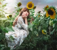 Rompecabezas Girl and sunflowers