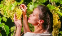 Quebra-cabeça Girl and grapes