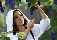 Bulmaca Girl and grapes