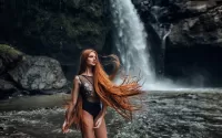 Rompecabezas Girl and waterfall