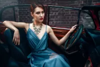 Слагалица The girl in the car