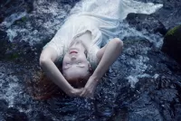 Слагалица The girl in the water