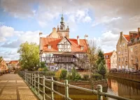 Zagadka House over the canal