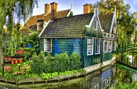 Jigsaw Puzzle A house by the water