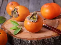 Jigsaw Puzzle Persimmons on a tree stump