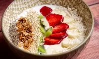 Puzzle Porridge with kiwi and strawberries