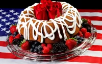 Bulmaca Cupcake with berries and flowers