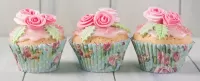 Quebra-cabeça Cupcakes with roses