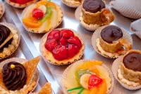 パズル Cupcakes with berries and chocolate