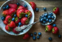 Jigsaw Puzzle Strawberries and blueberries
