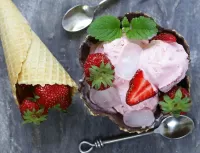 Jigsaw Puzzle Strawberries and ice cream