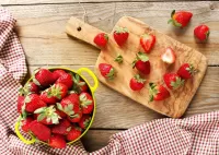 Jigsaw Puzzle Strawberries on a plank