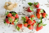 Puzzle Strawberries with sugar