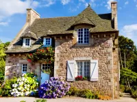 Jigsaw Puzzle Cottage in Brittany