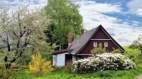 Zagadka Cottage in spring