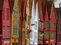 Puzzle crooked houses