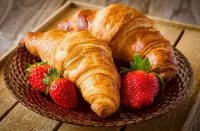 Puzzle Croissants and strawberries