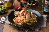 Puzzle noodles with seafood