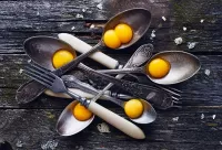 Rätsel Spoon with egg yolks