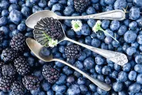 Jigsaw Puzzle Spoons in berries