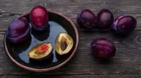 Bulmaca Bowl and plums