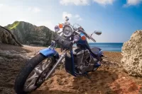 Rompecabezas The motorcycle on the shore