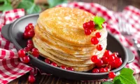 Slagalica Pancakes and currants