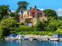 Puzzle Mansion on the shore