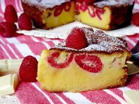 Zagadka Pie with raspberry