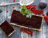 Puzzle Cake with currants