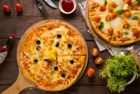 Jigsaw Puzzle Pizza with lemon