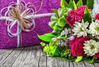 Quebra-cabeça Gift and flowers