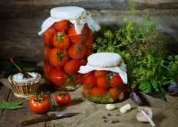 Zagadka Tomatoes in a jar