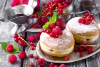 Bulmaca Donuts with berries