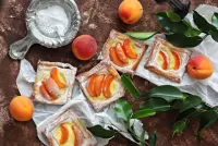Jigsaw Puzzle Bend with apricots