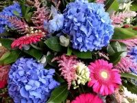 Слагалица Pink-and-blue bunch of flowers