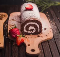 Rätsel Roll with strawberries and powder