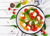 Zagadka Caprese salad
