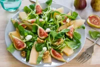 Rätsel salad with figs
