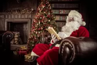 Zagadka Santa with book