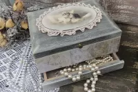 Jigsaw Puzzle Box with pearls