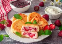 Puzzle Cheesecakes with strawberries