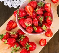 Слагалица juicy strawberries